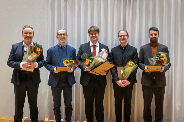 Finalistit vasemmalta: Yves Balmer, 45 (France/Switzerland): Stiacciato / Roberto Sansuini, 57 (Italy): FLOW (flute concerto) / Matei Gheorghiu, 39 (Romania/Finland): From the Village of Nowhere (piano concerto) / Dawid Grenda, 21 (Poland): you dream in a language i can’t understand / Jonathan Brigg, 39 (Britain): Reflektor 